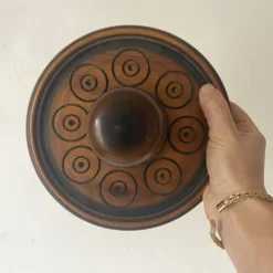 Paire de patères murales en bois sculpté