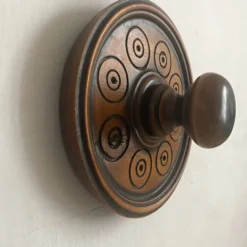 Paire de patères murales en bois sculpté