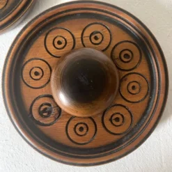 Paire de patères murales en bois sculpté