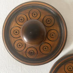 Paire de patères murales en bois sculpté