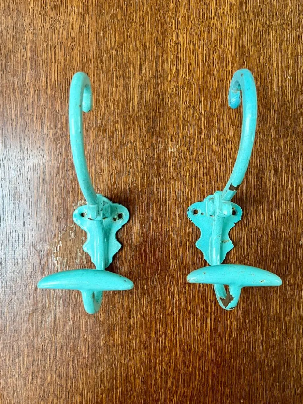 Paire de patères murales en métal peint