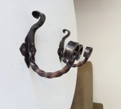Paire de patères porte manteau mural brutaliste en fer forgé