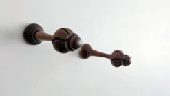 Paire de patères vintage en bois tourné – boutons sculptés