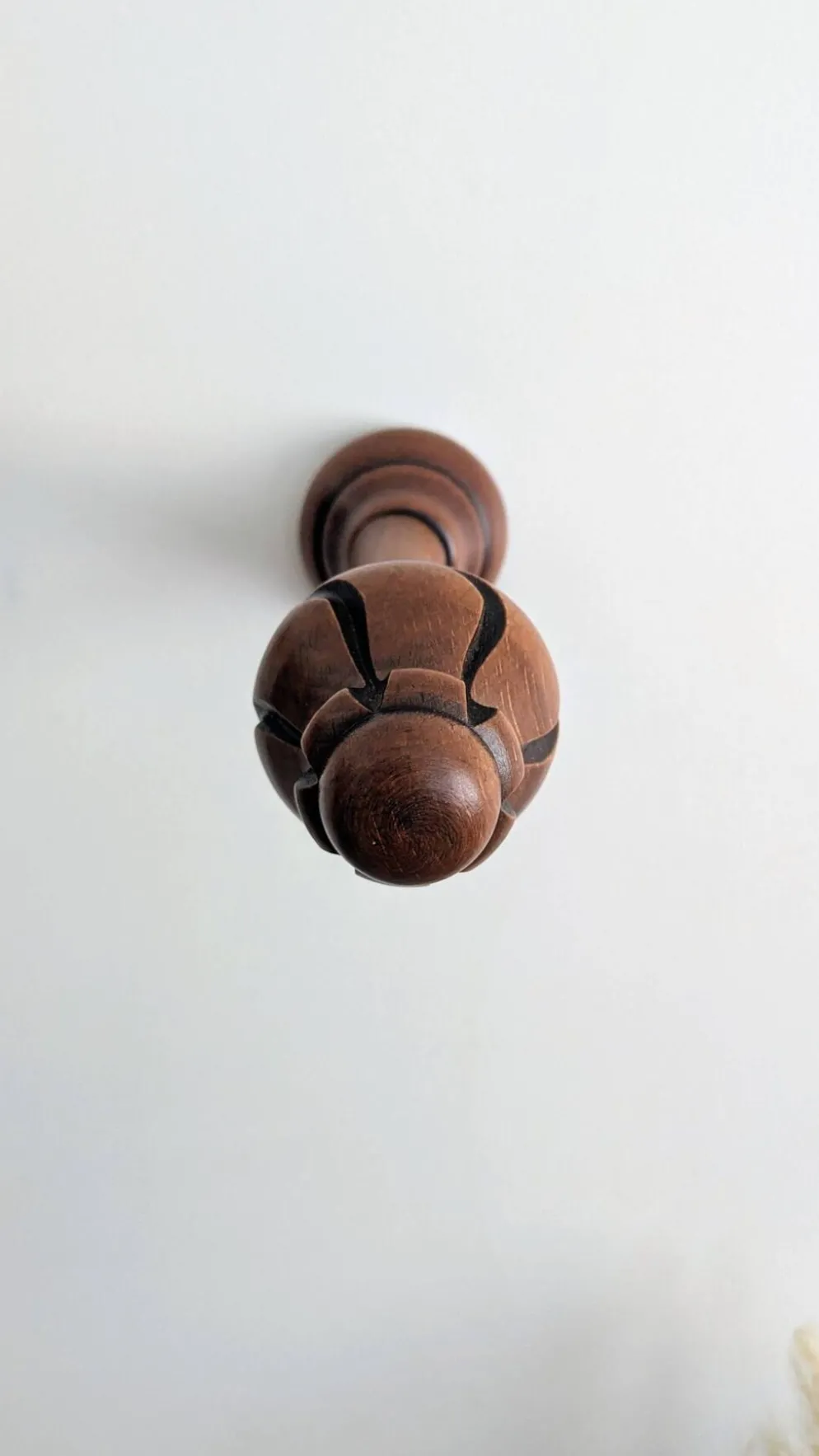 Paire de patères vintage en bois tourné – boutons sculptés