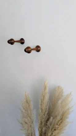 Paire de patères vintage en bois tourné – boutons sculptés