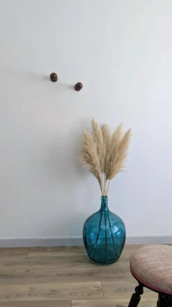 Paire de patères vintage en bois tourné – boutons sculptés