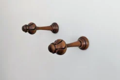 Paire de patères vintage en bois tourné – boutons sculptés