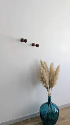 Paire de patères vintage en bois tourné – boutons sculptés