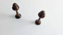 Paire de patères vintage en bois tourné – boutons sculptés
