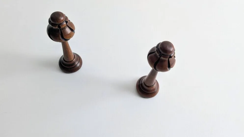 Paire de patères vintage en bois tourné – boutons sculptés