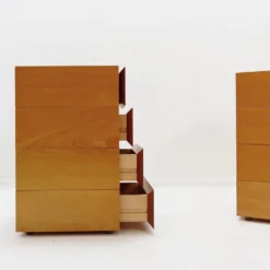 Paire de petits chiffonniers sculpturaux pivotants. Espagne, années 1990.