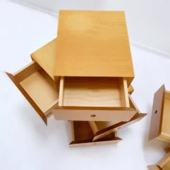 Paire de petits chiffonniers sculpturaux pivotants. Espagne, années 1990.