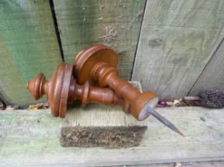 Paire de pièces anciennes en bois tourné pour finitions embrasses rideaux