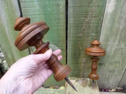 Paire de pièces anciennes en bois tourné pour finitions embrasses rideaux