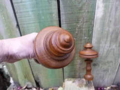 Paire de pièces anciennes en bois tourné pour finitions embrasses rideaux