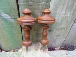 Paire de pièces anciennes en bois tourné pour finitions embrasses rideaux