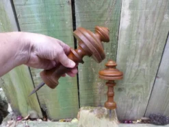 Paire de pièces anciennes en bois tourné pour finitions embrasses rideaux