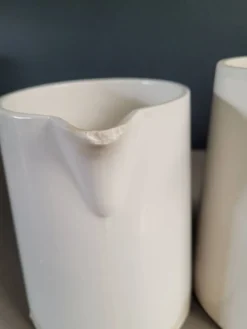 Paire de pichets en porcelaine de Digoin