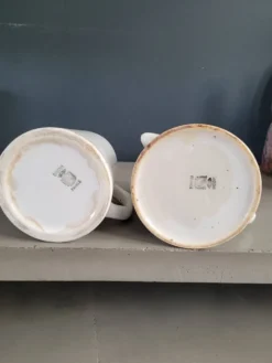 Paire de pichets en porcelaine de Digoin