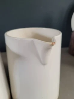 Paire de pichets en porcelaine de Digoin