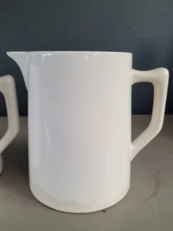 Paire de pichets en porcelaine de Digoin