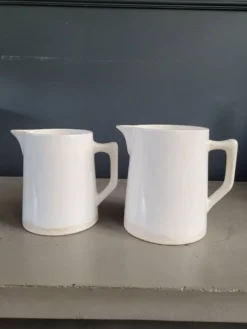 Paire de pichets en porcelaine de Digoin