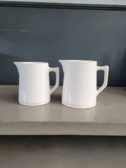 Paire de pichets en porcelaine de Digoin