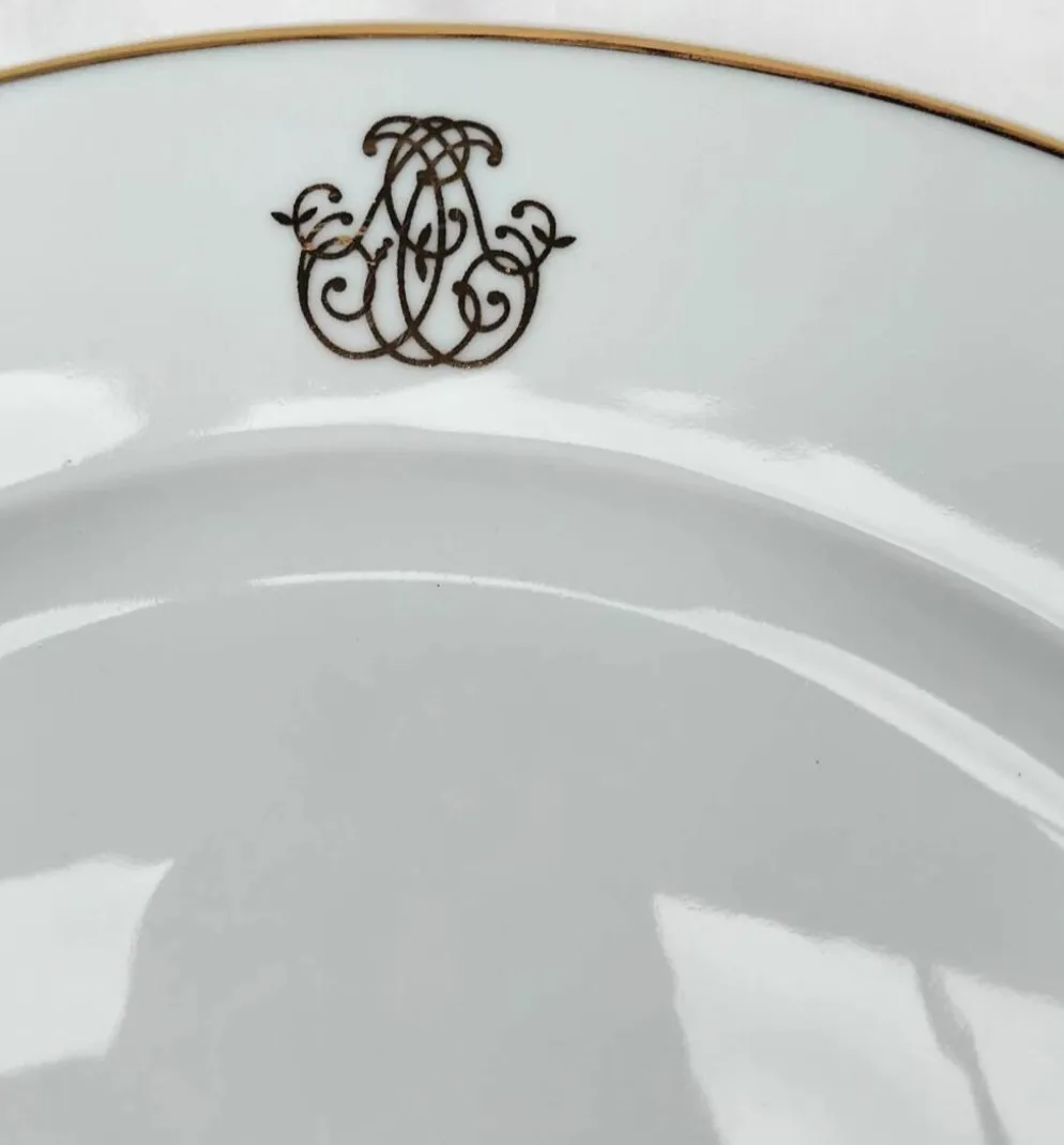 Paire De Plats Ronds Avec Liseret Doré En Porcelaine Blanche D : 29,5 Cm