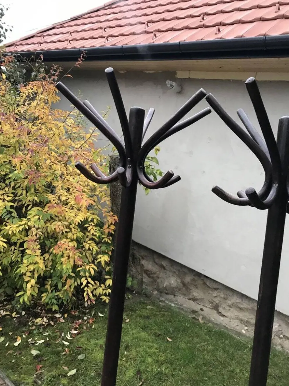 Paire de portants Thonet hongrois en bois marron, 1930s — élancés avec porte-parapluie