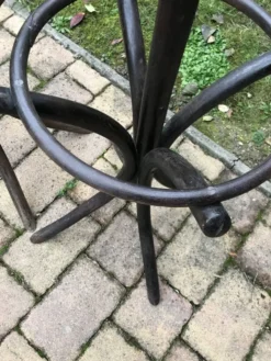 Paire de portants Thonet hongrois en bois marron, 1930s — élancés avec porte-parapluie