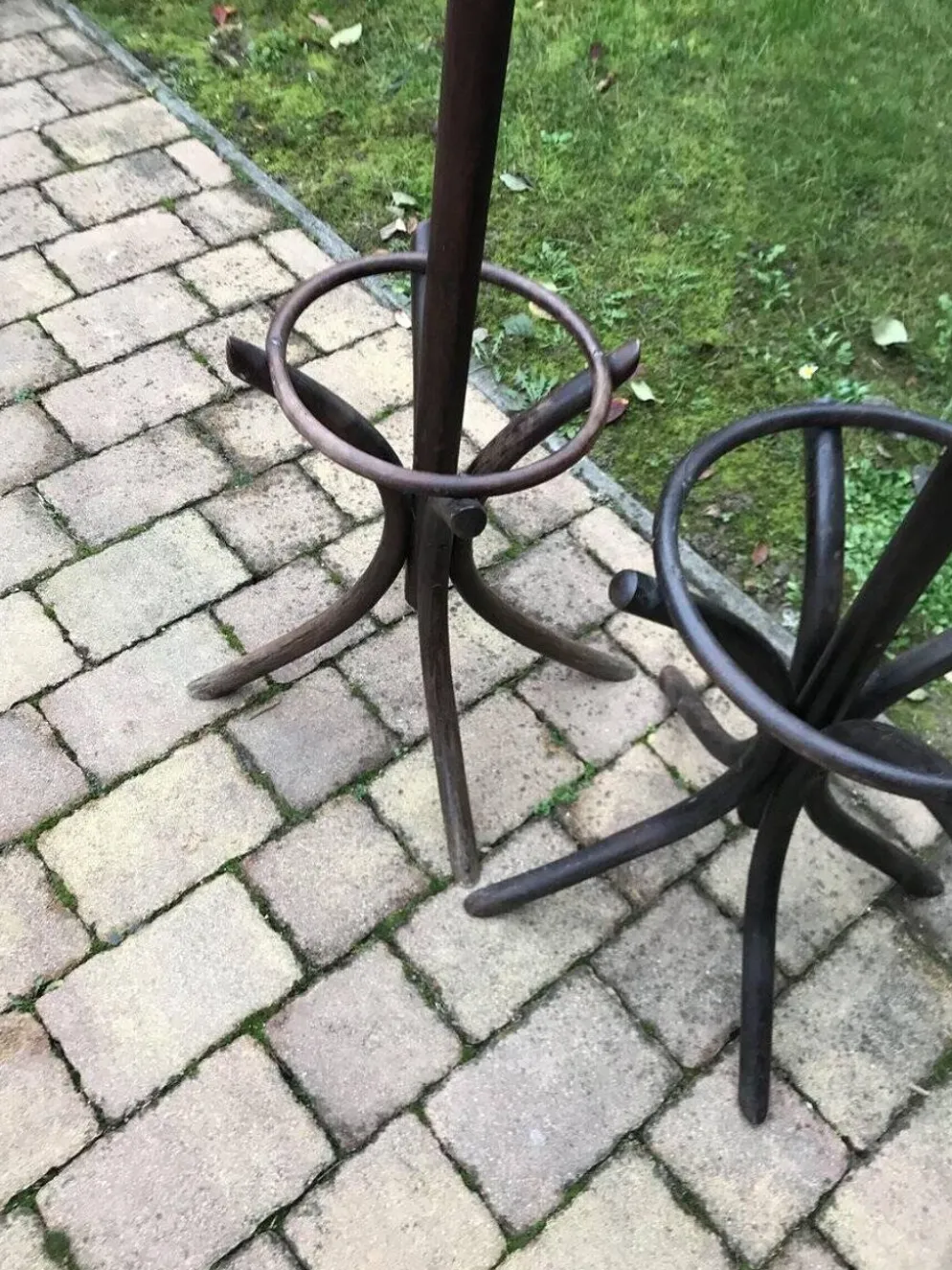 Paire de portants Thonet hongrois en bois marron, 1930s — élancés avec porte-parapluie