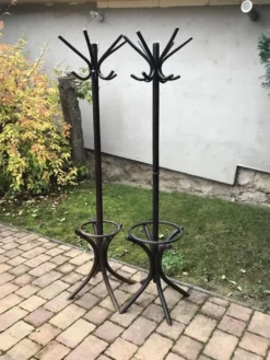 Paire de portants Thonet hongrois en bois marron, 1930s — élancés avec porte-parapluie