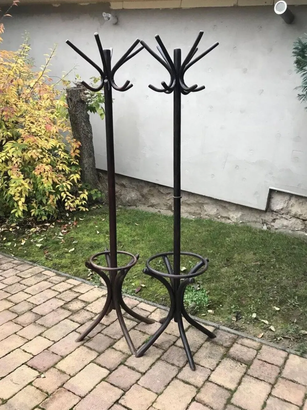 Paire de portants Thonet hongrois en bois marron, 1930s — élancés avec porte-parapluie