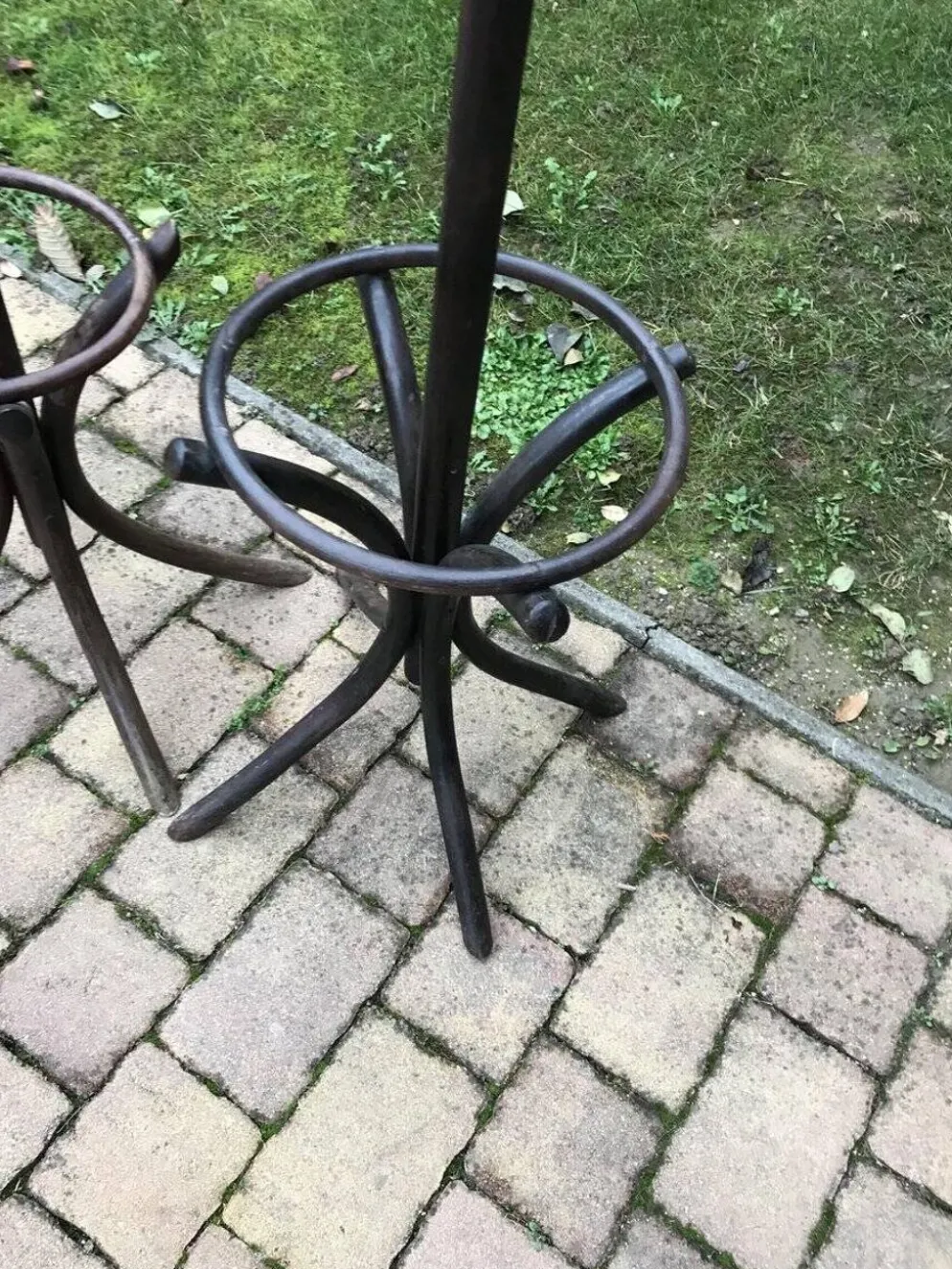 Paire de portants Thonet hongrois en bois marron, 1930s — élancés avec porte-parapluie