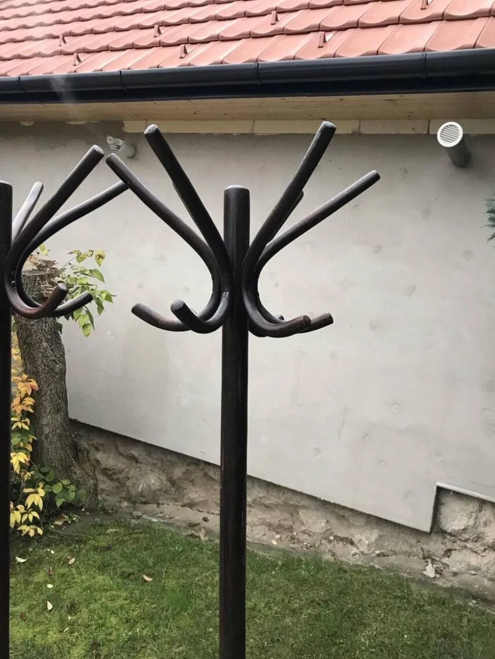 Paire de portants Thonet hongrois en bois marron, 1930s — élancés avec porte-parapluie