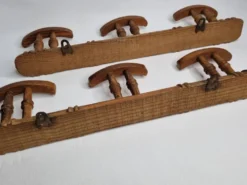 Paire de portemanteaux en bois tourné à l'imitation du bambou, 50 cm
