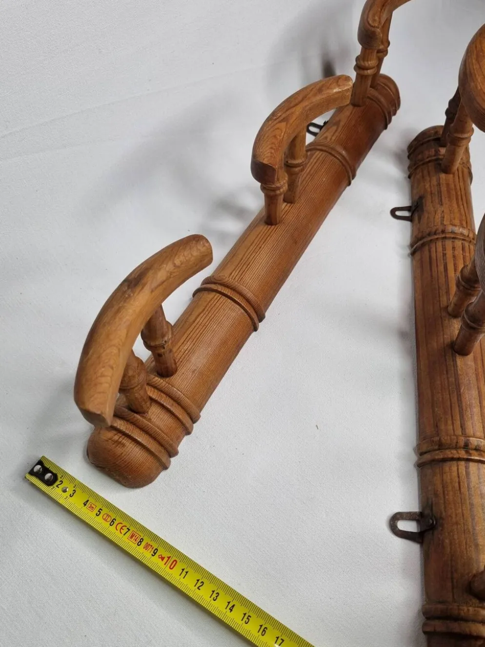 Paire de portemanteaux en bois tourné à l'imitation du bambou, 50 cm
