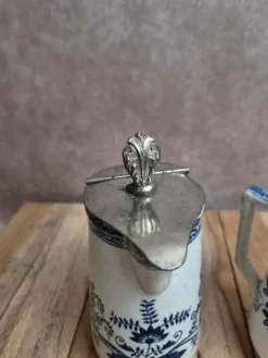 Paire de pots à lait anciens Boch Frères Keramis – modèle Saxe