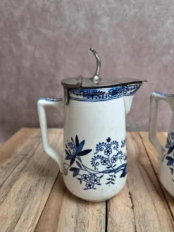 Paire de pots à lait anciens Boch Frères Keramis – modèle Saxe