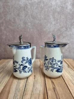 Paire de pots à lait anciens Boch Frères Keramis – modèle Saxe