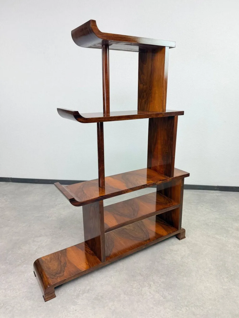 Paire de rares étagères à gradins / séparateurs de pièces de style Art Déco ancien