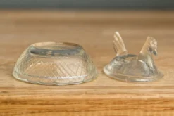 Paire de salerons "poules" en verre moulé
