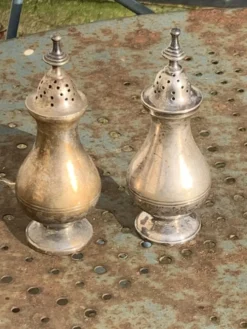 Paire de salerons, sel et poivre, en metal argente anciens, élégants