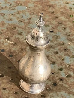 Paire de salerons, sel et poivre, en metal argente anciens, élégants