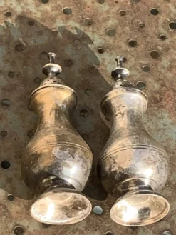 Paire de salerons, sel et poivre, en metal argente anciens, élégants