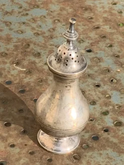 Paire de salerons, sel et poivre, en metal argente anciens, élégants