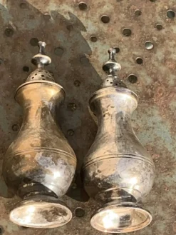 Paire de salerons, sel et poivre, en metal argente anciens, élégants