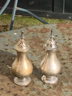 Paire de salerons, sel et poivre, en metal argente anciens, élégants