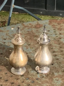 Paire de salerons, sel et poivre, en metal argente anciens, élégants