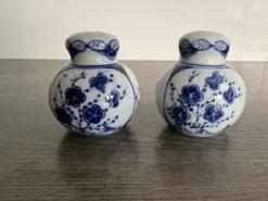Paire de salière et poivrière en porcelaine